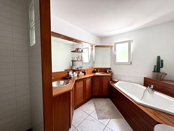 BELLE MAISON FAMILIALE 4 CHAMBRES GARAGE JARDIN