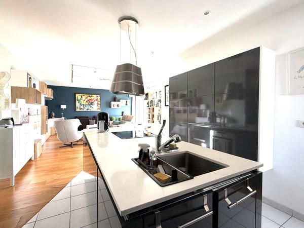 La lumière, l'espace et le confort moderne réunis au sommet d'une résidence récente