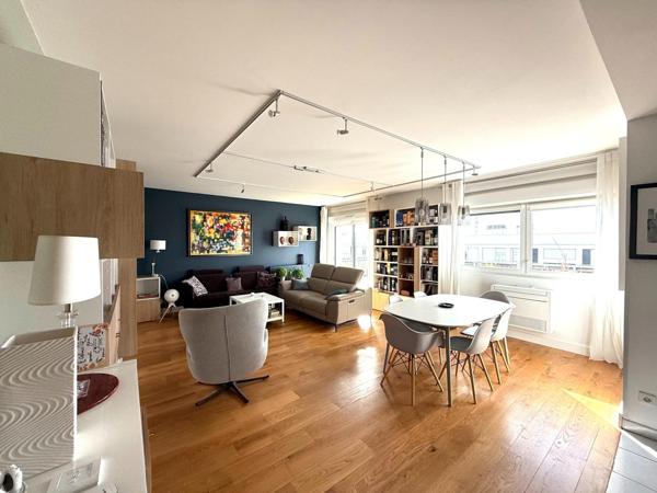 La lumière, l'espace et le confort moderne réunis au sommet d'une résidence récente