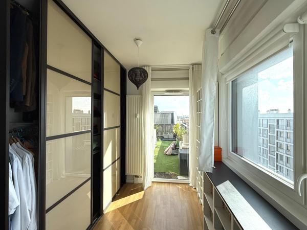 La lumière, l'espace et le confort moderne réunis au sommet d'une résidence récente