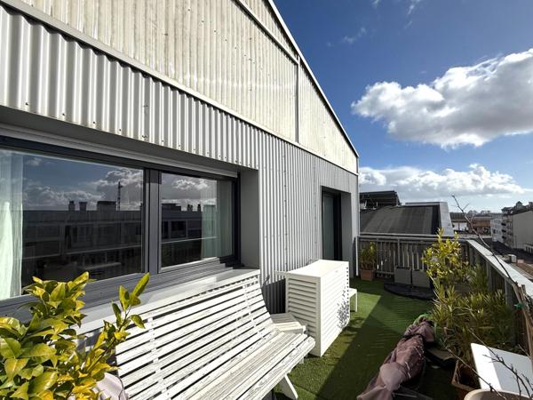 La lumière, l'espace et le confort moderne réunis au sommet d'une résidence récente