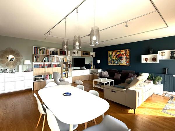 La lumière, l'espace et le confort moderne réunis au sommet d'une résidence récente