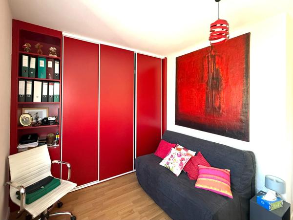 La lumière, l'espace et le confort moderne réunis au sommet d'une résidence récente