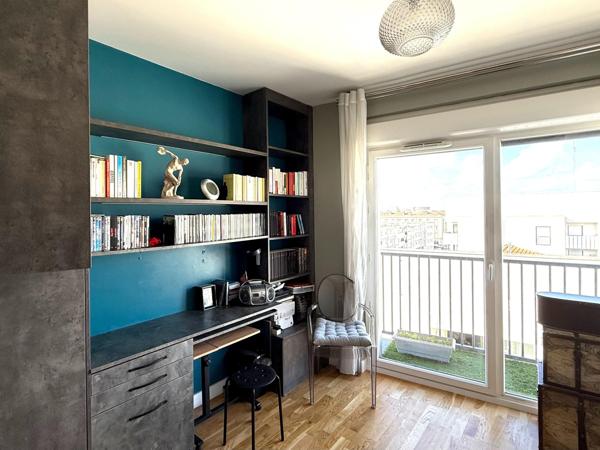 La lumière, l'espace et le confort moderne réunis au sommet d'une résidence récente