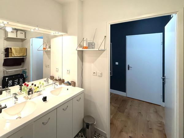 La lumière, l'espace et le confort moderne réunis au sommet d'une résidence récente