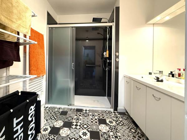 La lumière, l'espace et le confort moderne réunis au sommet d'une résidence récente