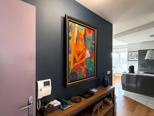 La lumière, l'espace et le confort moderne réunis au sommet d'une résidence récente