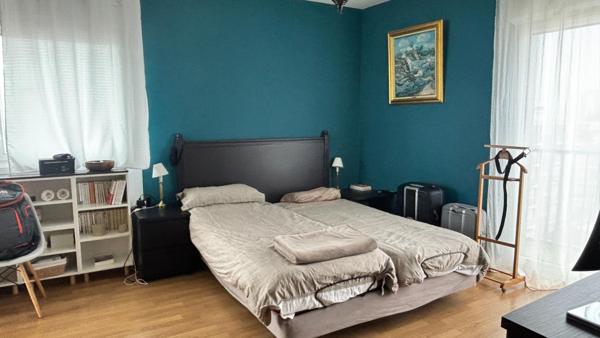 La lumière, l'espace et le confort moderne réunis au sommet d'une résidence récente