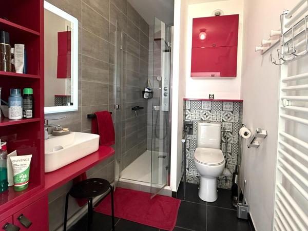 La lumière, l'espace et le confort moderne réunis au sommet d'une résidence récente