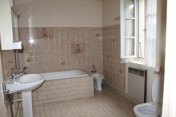 Maison 111m2 - 4 chambres - dépendances et joli parc arboré à rénover