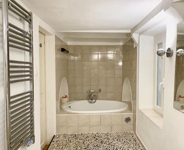 Coup de coeur pour cette charmante maison de village avec vue mer