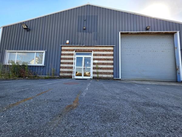 Entrepôt de 768 m² avec bureaux et ateliers en très bel état