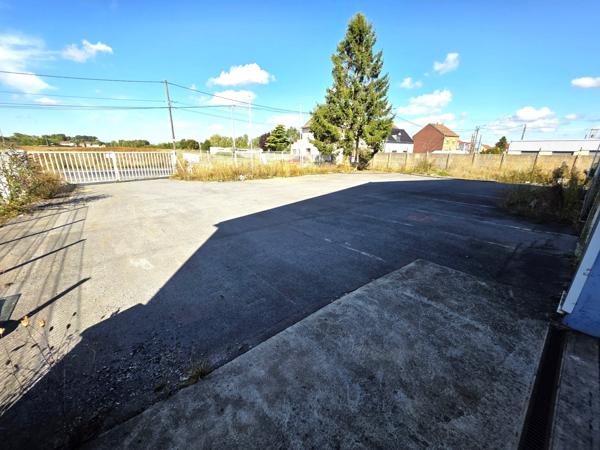 Entrepôt de 768 m² avec bureaux et ateliers en très bel état