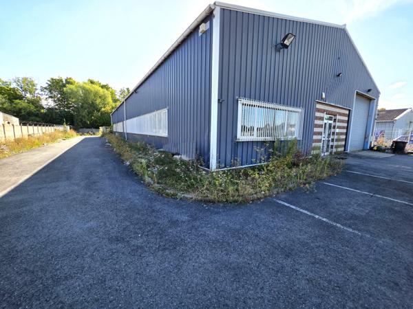 Entrepôt de 768 m² avec bureaux et ateliers en très bel état