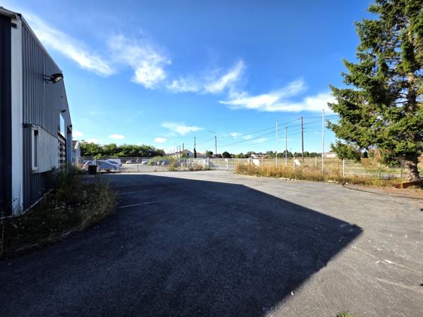 Entrepôt de 768 m² avec bureaux et ateliers en très bel état
