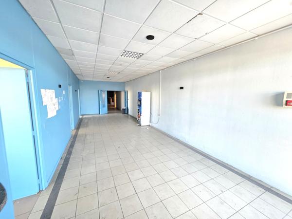 Entrepôt de 768 m² avec bureaux et ateliers en très bel état