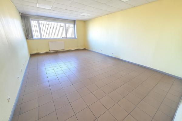 Entrepôt de 768 m² avec bureaux et ateliers en très bel état