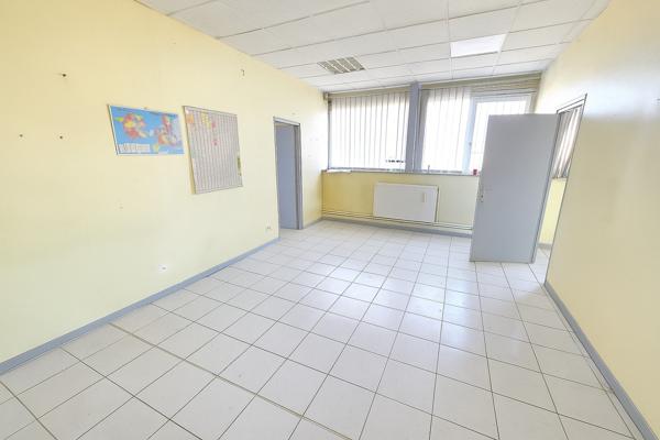 Entrepôt de 768 m² avec bureaux et ateliers en très bel état