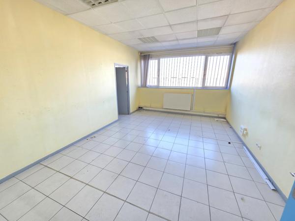 Entrepôt de 768 m² avec bureaux et ateliers en très bel état