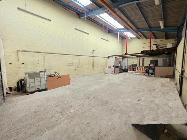 Entrepôt de 768 m² avec bureaux et ateliers en très bel état