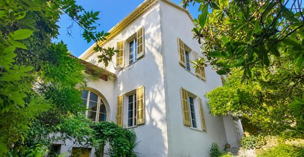 Menton, propriété d'exception à rénover, jardin plat, à 300 mètres de la mer