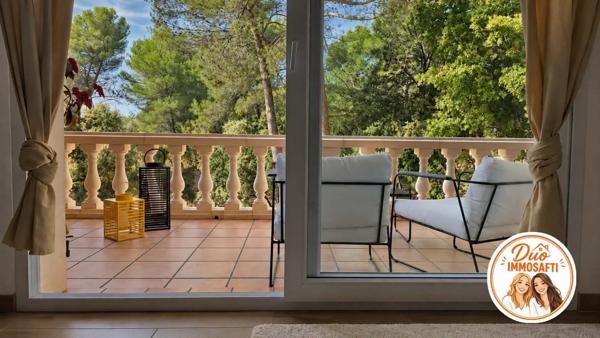Un appartement au calme qui a tout d'une maison avec vue dégagée.