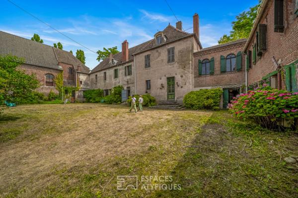 Havre de verdure dans un ancien monastère en ville
