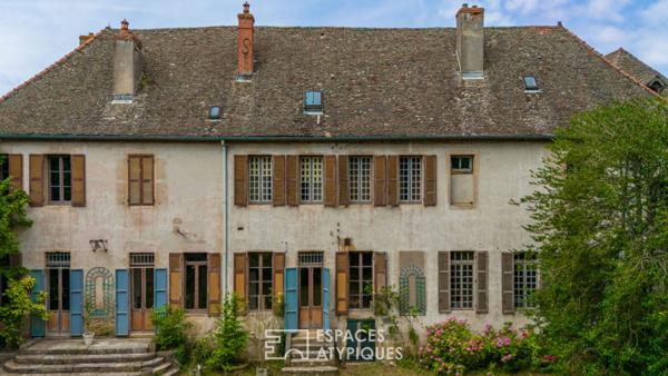 Havre de verdure dans un ancien monastère en ville