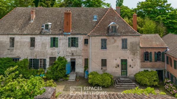 Havre de verdure dans un ancien monastère en ville