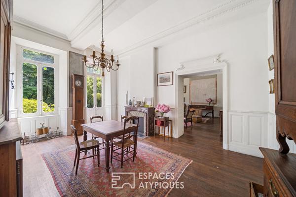 Havre de verdure dans un ancien monastère en ville