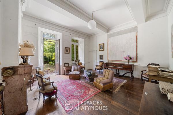 Havre de verdure dans un ancien monastère en ville