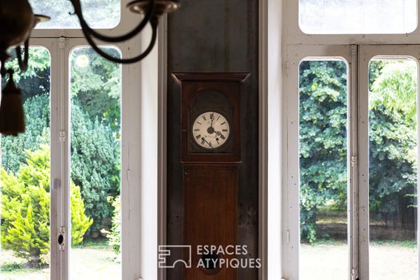 Havre de verdure dans un ancien monastère en ville