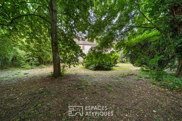 Havre de verdure dans un ancien monastère en ville