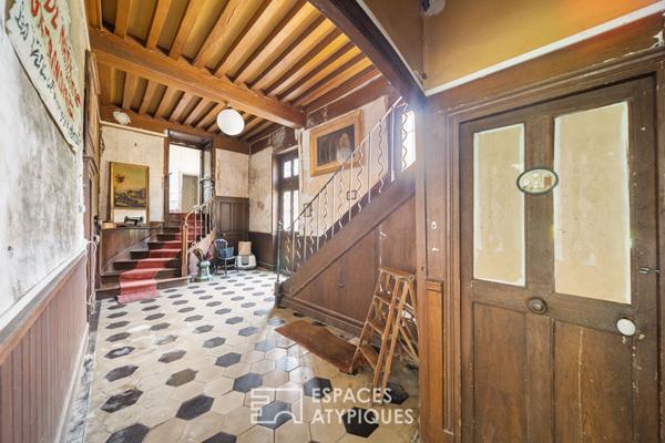 Havre de verdure dans un ancien monastère en ville