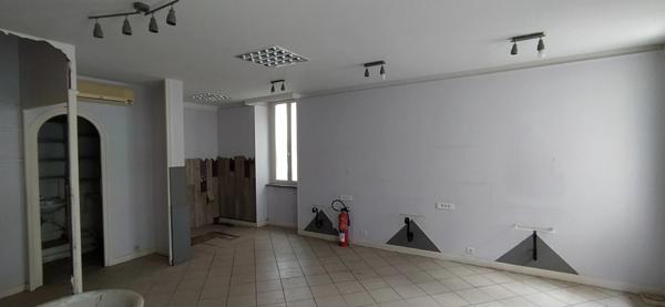 Maison à vendre centre LA CLAYETTE (71)- Local commercial + appartement -126m2