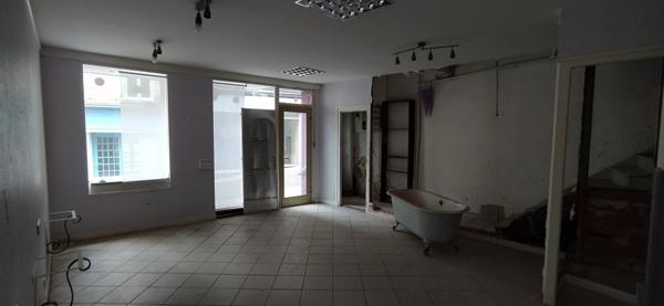 Maison à vendre centre LA CLAYETTE (71)- Local commercial + appartement -126m2