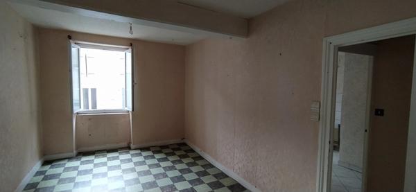 Maison à vendre centre LA CLAYETTE (71)- Local commercial + appartement -126m2