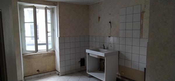 Maison à vendre centre LA CLAYETTE (71)- Local commercial + appartement -126m2