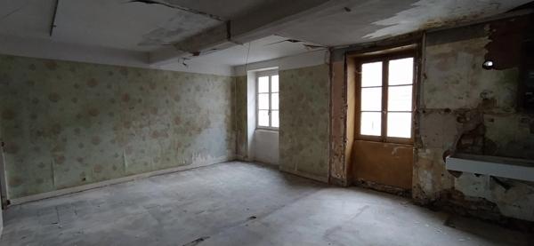 Maison à vendre centre LA CLAYETTE (71)- Local commercial + appartement -126m2