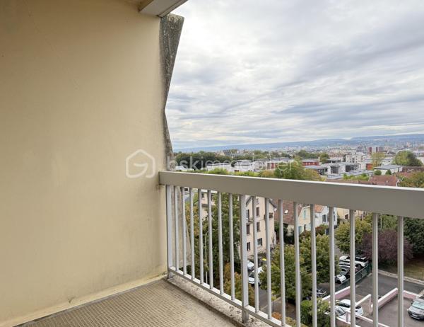 Au sein de la résidence Les Lions du Parc ll,  copropriété emblématique des années 70 au standing particulièrement recherché, découvrez cet appartement de deux pièces, situé au 7ᵉ et dernier étage avec ascenseur, offrant une luminosité remarquable et une vue exceptionnelle sur les monuments historiques de Dijon.

Dès l’entrée, l’appartement séduit par son atmosphère agréable et sa belle lumière naturelle. Son balcon-loggia, véritable prolongement de l’espace de vie, offre une belle ouverture sur l’extérieur.

Une spacieuse cuisine, 
Un espace nuit avec dégagement et grand placard dressing, une chambre, une salle de bain avec WC.

La résidence offre un cadre de vie rare : piscine réservée aux résidents (3 bracelets), présence d'un gardien, accès sécurisé.
Un garage fermé en sous-sol ainsi qu’une cave complètent ce bien (Accès par ascenseur).
Un parking intérieur offre des places supplémentaires.

L’appartement est propre, entretenu et immédiatement habitable, tout en laissant la possibilité à ses futurs propriétaires de personnaliser certains espaces selon leurs envies.

Charges de copropriété s'élevant à 2720 euros par an, comprenant le chauffage, l'eau froide, l'eau chaude, l'entretien des communs, des espaces verts, piscine, gardien, assurances...
DPE D

Proche CHU, Facs, Centre ville,
Tramway à 2 min à pied. Commerces.
Accès rapide rocade.