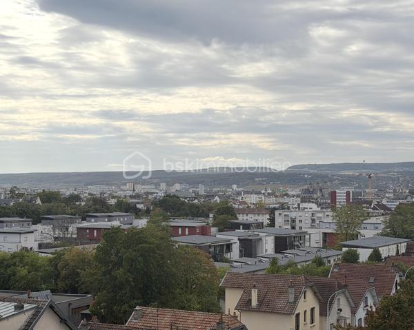 Au sein de la résidence Les Lions du Parc ll,  copropriété emblématique des années 70 au standing particulièrement recherché, découvrez cet appartement de deux pièces, situé au 7ᵉ et dernier étage avec ascenseur, offrant une luminosité remarquable et une vue exceptionnelle sur les monuments historiques de Dijon.

Dès l’entrée, l’appartement séduit par son atmosphère agréable et sa belle lumière naturelle. Son balcon-loggia, véritable prolongement de l’espace de vie, offre une belle ouverture sur l’extérieur.

Une spacieuse cuisine, 
Un espace nuit avec dégagement et grand placard dressing, une chambre, une salle de bain avec WC.

La résidence offre un cadre de vie rare : piscine réservée aux résidents (3 bracelets), présence d'un gardien, accès sécurisé.
Un garage fermé en sous-sol ainsi qu’une cave complètent ce bien (Accès par ascenseur).
Un parking intérieur offre des places supplémentaires.

L’appartement est propre, entretenu et immédiatement habitable, tout en laissant la possibilité à ses futurs propriétaires de personnaliser certains espaces selon leurs envies.

Charges de copropriété s'élevant à 2720 euros par an, comprenant le chauffage, l'eau froide, l'eau chaude, l'entretien des communs, des espaces verts, piscine, gardien, assurances...
DPE D

Proche CHU, Facs, Centre ville,
Tramway à 2 min à pied. Commerces.
Accès rapide rocade.