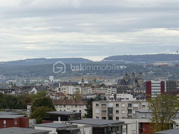 Au sein de la résidence Les Lions du Parc ll,  copropriété emblématique des années 70 au standing particulièrement recherché, découvrez cet appartement de deux pièces, situé au 7ᵉ et dernier étage avec ascenseur, offrant une luminosité remarquable et une vue exceptionnelle sur les monuments historiques de Dijon.

Dès l’entrée, l’appartement séduit par son atmosphère agréable et sa belle lumière naturelle. Son balcon-loggia, véritable prolongement de l’espace de vie, offre une belle ouverture sur l’extérieur.

Une spacieuse cuisine, 
Un espace nuit avec dégagement et grand placard dressing, une chambre, une salle de bain avec WC.

La résidence offre un cadre de vie rare : piscine réservée aux résidents (3 bracelets), présence d'un gardien, accès sécurisé.
Un garage fermé en sous-sol ainsi qu’une cave complètent ce bien (Accès par ascenseur).
Un parking intérieur offre des places supplémentaires.

L’appartement est propre, entretenu et immédiatement habitable, tout en laissant la possibilité à ses futurs propriétaires de personnaliser certains espaces selon leurs envies.

Charges de copropriété s'élevant à 2720 euros par an, comprenant le chauffage, l'eau froide, l'eau chaude, l'entretien des communs, des espaces verts, piscine, gardien, assurances...
DPE D

Proche CHU, Facs, Centre ville,
Tramway à 2 min à pied. Commerces.
Accès rapide rocade.