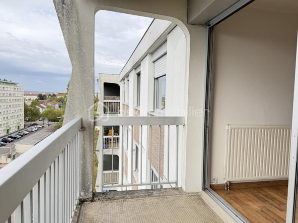 Au sein de la résidence Les Lions du Parc ll,  copropriété emblématique des années 70 au standing particulièrement recherché, découvrez cet appartement de deux pièces, situé au 7ᵉ et dernier étage avec ascenseur, offrant une luminosité remarquable et une vue exceptionnelle sur les monuments historiques de Dijon.

Dès l’entrée, l’appartement séduit par son atmosphère agréable et sa belle lumière naturelle. Son balcon-loggia, véritable prolongement de l’espace de vie, offre une belle ouverture sur l’extérieur.

Une spacieuse cuisine, 
Un espace nuit avec dégagement et grand placard dressing, une chambre, une salle de bain avec WC.

La résidence offre un cadre de vie rare : piscine réservée aux résidents (3 bracelets), présence d'un gardien, accès sécurisé.
Un garage fermé en sous-sol ainsi qu’une cave complètent ce bien (Accès par ascenseur).
Un parking intérieur offre des places supplémentaires.

L’appartement est propre, entretenu et immédiatement habitable, tout en laissant la possibilité à ses futurs propriétaires de personnaliser certains espaces selon leurs envies.

Charges de copropriété s'élevant à 2720 euros par an, comprenant le chauffage, l'eau froide, l'eau chaude, l'entretien des communs, des espaces verts, piscine, gardien, assurances...
DPE D

Proche CHU, Facs, Centre ville,
Tramway à 2 min à pied. Commerces.
Accès rapide rocade.