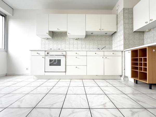 Au sein de la résidence Les Lions du Parc ll,  copropriété emblématique des années 70 au standing particulièrement recherché, découvrez cet appartement de deux pièces, situé au 7ᵉ et dernier étage avec ascenseur, offrant une luminosité remarquable et une vue exceptionnelle sur les monuments historiques de Dijon.

Dès l’entrée, l’appartement séduit par son atmosphère agréable et sa belle lumière naturelle. Son balcon-loggia, véritable prolongement de l’espace de vie, offre une belle ouverture sur l’extérieur.

Une spacieuse cuisine, 
Un espace nuit avec dégagement et grand placard dressing, une chambre, une salle de bain avec WC.

La résidence offre un cadre de vie rare : piscine réservée aux résidents (3 bracelets), présence d'un gardien, accès sécurisé.
Un garage fermé en sous-sol ainsi qu’une cave complètent ce bien (Accès par ascenseur).
Un parking intérieur offre des places supplémentaires.

L’appartement est propre, entretenu et immédiatement habitable, tout en laissant la possibilité à ses futurs propriétaires de personnaliser certains espaces selon leurs envies.

Charges de copropriété s'élevant à 2720 euros par an, comprenant le chauffage, l'eau froide, l'eau chaude, l'entretien des communs, des espaces verts, piscine, gardien, assurances...
DPE D

Proche CHU, Facs, Centre ville,
Tramway à 2 min à pied. Commerces.
Accès rapide rocade.