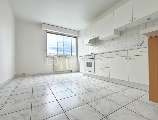 Au sein de la résidence Les Lions du Parc ll,  copropriété emblématique des années 70 au standing particulièrement recherché, découvrez cet appartement de deux pièces, situé au 7ᵉ et dernier étage avec ascenseur, offrant une luminosité remarquable et une vue exceptionnelle sur les monuments historiques de Dijon.

Dès l’entrée, l’appartement séduit par son atmosphère agréable et sa belle lumière naturelle. Son balcon-loggia, véritable prolongement de l’espace de vie, offre une belle ouverture sur l’extérieur.

Une spacieuse cuisine, 
Un espace nuit avec dégagement et grand placard dressing, une chambre, une salle de bain avec WC.

La résidence offre un cadre de vie rare : piscine réservée aux résidents (3 bracelets), présence d'un gardien, accès sécurisé.
Un garage fermé en sous-sol ainsi qu’une cave complètent ce bien (Accès par ascenseur).
Un parking intérieur offre des places supplémentaires.

L’appartement est propre, entretenu et immédiatement habitable, tout en laissant la possibilité à ses futurs propriétaires de personnaliser certains espaces selon leurs envies.

Charges de copropriété s'élevant à 2720 euros par an, comprenant le chauffage, l'eau froide, l'eau chaude, l'entretien des communs, des espaces verts, piscine, gardien, assurances...
DPE D

Proche CHU, Facs, Centre ville,
Tramway à 2 min à pied. Commerces.
Accès rapide rocade.