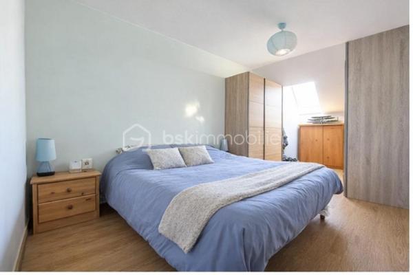Dans une résidence de 2011, découvrez ce duplex de 87 m² Carrez (93 m² au sol), situé 2eme et dernier étage d'une résidence calme et sécurisée, avec l'avantage appréciable de n'avoir aucun voisin au-dessus.

Dès l’entrée, vous apprécierez sa pièce de vie aux volumes généreux et son agencement fluide, avec une cuisine ouverte conviviale, idéale pour partager de bons moments.

L'ensemble s'ouvre sur une terrasse de 15 m² exposée Ouest, un véritable prolongement de l'espace de vie pour profiter des beaux jours et des fins de journée en extérieur.

Un cellier ainsi qu’un WC indépendant complètent ce niveau.

À l’étage, l’espace nuit se compose de deux chambres confortables et d’une salle de bains avec WC.

Les atouts qui font la différence :

• Terrasse de 15 m² exposée Ouest
• Duplex sur deux niveaux
• Dernier niveau de la résidence, sans voisin au-dessus
• Garage fermé
• Place de stationnement privative
• Local à vélos
• Résidence sans ascenseur
• Appartement sans travaux

Les biens réunissant un bel extérieur, du stationnement et un environnement agréable sont rares sur le secteur.

Contactez moi pour organiser une visite.