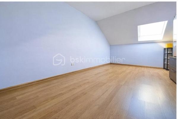 Dans une résidence de 2011, découvrez ce duplex de 87 m² Carrez (93 m² au sol), situé 2eme et dernier étage d'une résidence calme et sécurisée, avec l'avantage appréciable de n'avoir aucun voisin au-dessus.

Dès l’entrée, vous apprécierez sa pièce de vie aux volumes généreux et son agencement fluide, avec une cuisine ouverte conviviale, idéale pour partager de bons moments.

L'ensemble s'ouvre sur une terrasse de 15 m² exposée Ouest, un véritable prolongement de l'espace de vie pour profiter des beaux jours et des fins de journée en extérieur.

Un cellier ainsi qu’un WC indépendant complètent ce niveau.

À l’étage, l’espace nuit se compose de deux chambres confortables et d’une salle de bains avec WC.

Les atouts qui font la différence :

• Terrasse de 15 m² exposée Ouest
• Duplex sur deux niveaux
• Dernier niveau de la résidence, sans voisin au-dessus
• Garage fermé
• Place de stationnement privative
• Local à vélos
• Résidence sans ascenseur
• Appartement sans travaux

Les biens réunissant un bel extérieur, du stationnement et un environnement agréable sont rares sur le secteur.

Contactez moi pour organiser une visite.