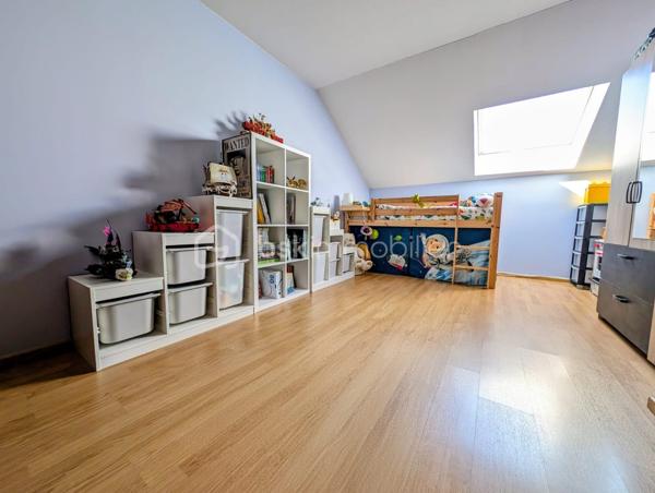 Dans une résidence de 2011, découvrez ce duplex de 87 m² Carrez (93 m² au sol), situé 2eme et dernier étage d'une résidence calme et sécurisée, avec l'avantage appréciable de n'avoir aucun voisin au-dessus.

Dès l’entrée, vous apprécierez sa pièce de vie aux volumes généreux et son agencement fluide, avec une cuisine ouverte conviviale, idéale pour partager de bons moments.

L'ensemble s'ouvre sur une terrasse de 15 m² exposée Ouest, un véritable prolongement de l'espace de vie pour profiter des beaux jours et des fins de journée en extérieur.

Un cellier ainsi qu’un WC indépendant complètent ce niveau.

À l’étage, l’espace nuit se compose de deux chambres confortables et d’une salle de bains avec WC.

Les atouts qui font la différence :

• Terrasse de 15 m² exposée Ouest
• Duplex sur deux niveaux
• Dernier niveau de la résidence, sans voisin au-dessus
• Garage fermé
• Place de stationnement privative
• Local à vélos
• Résidence sans ascenseur
• Appartement sans travaux

Les biens réunissant un bel extérieur, du stationnement et un environnement agréable sont rares sur le secteur.

Contactez moi pour organiser une visite.