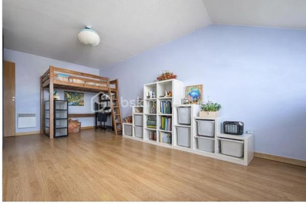 Dans une résidence de 2011, découvrez ce duplex de 87 m² Carrez (93 m² au sol), situé 2eme et dernier étage d'une résidence calme et sécurisée, avec l'avantage appréciable de n'avoir aucun voisin au-dessus.

Dès l’entrée, vous apprécierez sa pièce de vie aux volumes généreux et son agencement fluide, avec une cuisine ouverte conviviale, idéale pour partager de bons moments.

L'ensemble s'ouvre sur une terrasse de 15 m² exposée Ouest, un véritable prolongement de l'espace de vie pour profiter des beaux jours et des fins de journée en extérieur.

Un cellier ainsi qu’un WC indépendant complètent ce niveau.

À l’étage, l’espace nuit se compose de deux chambres confortables et d’une salle de bains avec WC.

Les atouts qui font la différence :

• Terrasse de 15 m² exposée Ouest
• Duplex sur deux niveaux
• Dernier niveau de la résidence, sans voisin au-dessus
• Garage fermé
• Place de stationnement privative
• Local à vélos
• Résidence sans ascenseur
• Appartement sans travaux

Les biens réunissant un bel extérieur, du stationnement et un environnement agréable sont rares sur le secteur.

Contactez moi pour organiser une visite.