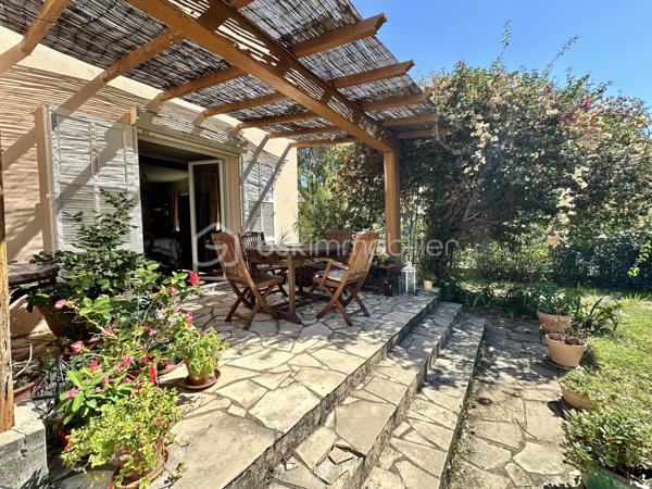 Un véritable cocon de verdure à quelques minutes de la mer.

À Cagnes-sur-Mer, dans le quartier recherché du Val Fleuri, cette maison indépendante de plain-pied édifiée sur un terrain de 500m2, vous séduira par son jardin arboré et fleuri, qui offre une agréable sensation de campagne tout en étant à proximité immédiate des commerces et à seulement 10 minutes à pied de la mer.

D’une superficie de 95 m² habitables (122 m² au sol), la maison se compose d’une entrée, d’une cuisine séparée, d’un coin bureau, d’un séjour avec cheminée, d’une salle à manger ouvrant directement sur la terrasse et le jardin arrière, de trois chambres, d’une salle de bains, d’une salle d’eau avec WC, d’un espace buanderie et de WC séparés.

Le jardin, véritable prolongement de la maison, est aménagé en plusieurs espaces à l’avant comme à l’arrière, permettant de profiter de différentes ambiances au fil de la journée. Arbres, fleurs, bananier, pommier et végétation variée créent une atmosphère intime, loin de l’agitation de la ville.

À l’arrière, la terrasse s’ouvre sur cet environnement verdoyant et accueille un cabanon en bois, idéal pour le rangement, le bricolage ou les loisirs.

Le grenier aménagé, avec une hauteur sous plafond réduite, accessible par une échelle de meunier offre également un espace supplémentaire à exploiter selon vos besoins : rangement, salle de jeux, atelier, espace de travail ou petite chambre d’appoint.

La maison bénéficie d’une belle hauteur sous plafond et dispose de double vitrage, volets roulants électriques, climatisation réversible, chauffage au gaz, fibre et tout-à-l’égout.

Côté emplacement, difficile de faire plus pratique : commerces, supermarché, boulangerie, coiffeur, bus et plages sont accessibles à pied. Cap 3000, Autoroute et Aéroport sont à environ 5 minutes en voiture.

Une maison pleine de charme, où l’on profite de la verdure d’un jardin familial tout en restant à quelques minutes de la mer et de toutes les commodités. 

Vidéo sur demande – Visites 7/7